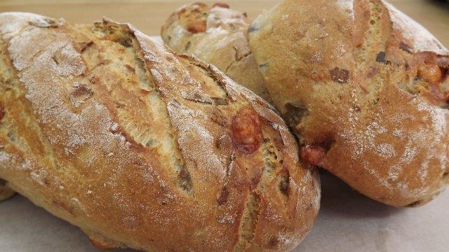 שמרית | אפיית לחם: איך להשיג קרום לחם מושלם. מתכון לאפיית לחם ביתי