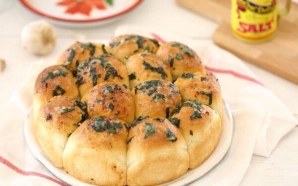 מתכון כדורי לחם שום ביתי ומהיר שאי אפשר להפסיק לאכול | שמרית