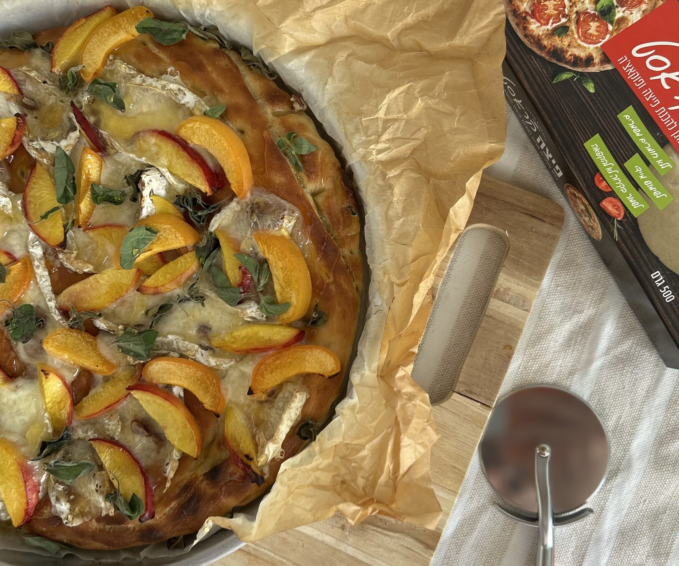 מתכון לפוקאצה, מתכון לשבועות, מאפה לשבועות , מתכון עם בצק פיצה קראסט ,פוקאצה מהירה , פוקאצ'ה ברי ופירות