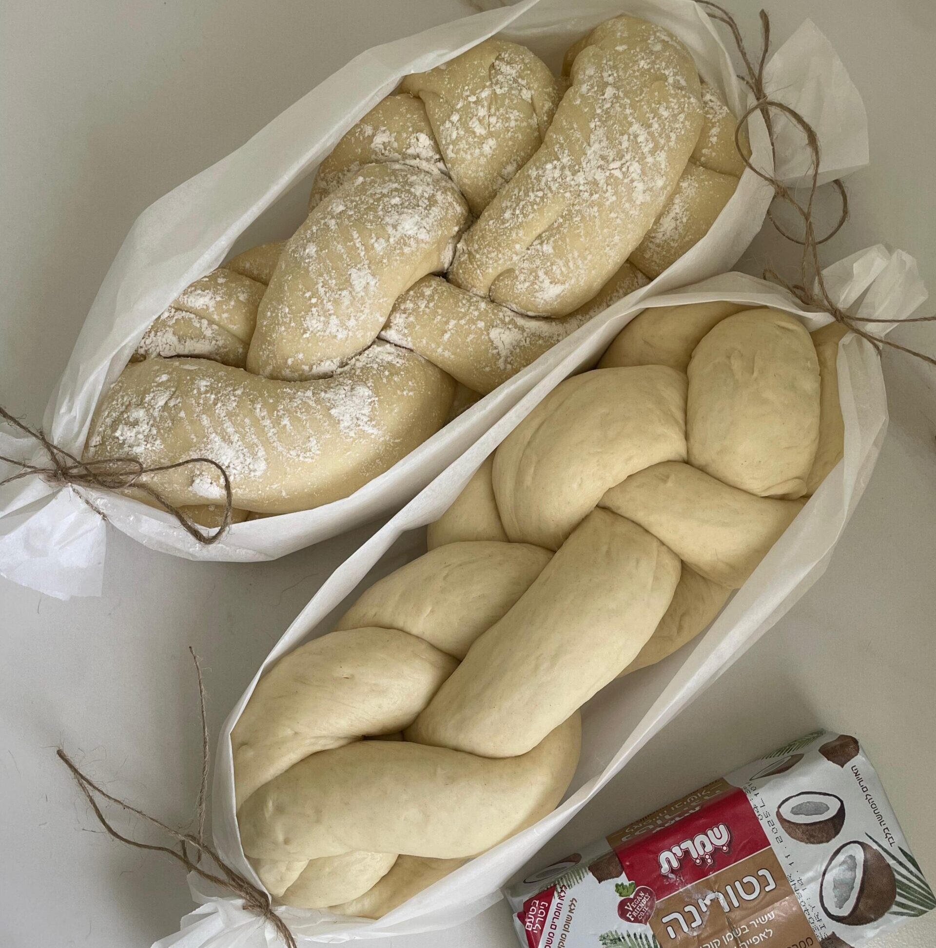 חלות פרווה לצד ממרח חמאת שום – בתאל סול