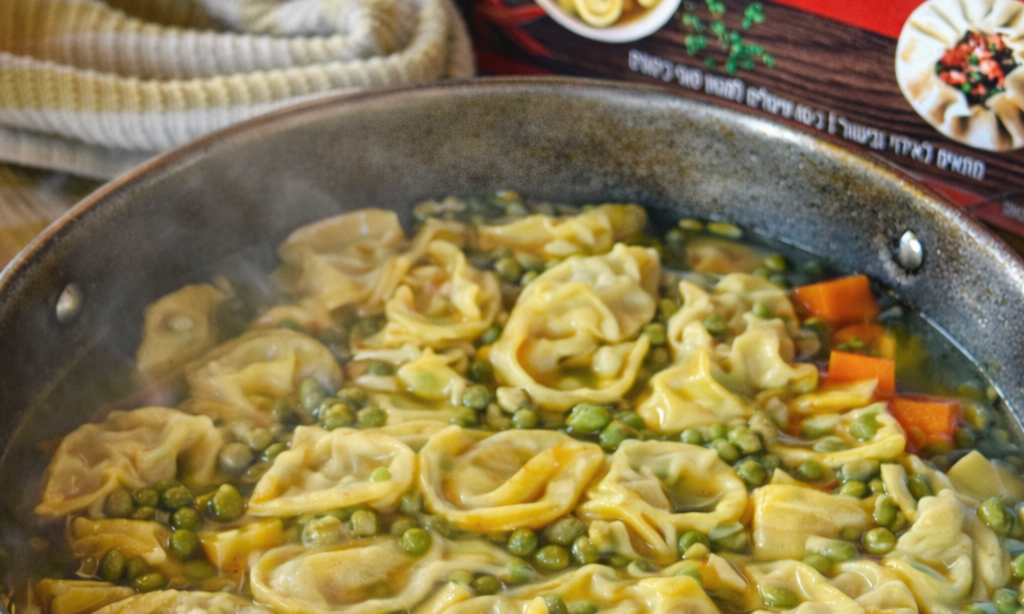 כיסונים במילוי עוף ברוטב צהוב עם אפונה